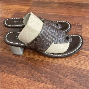 BERNARDO Dark Brown Patent Leather  Thong Sandals Size 7,5M
